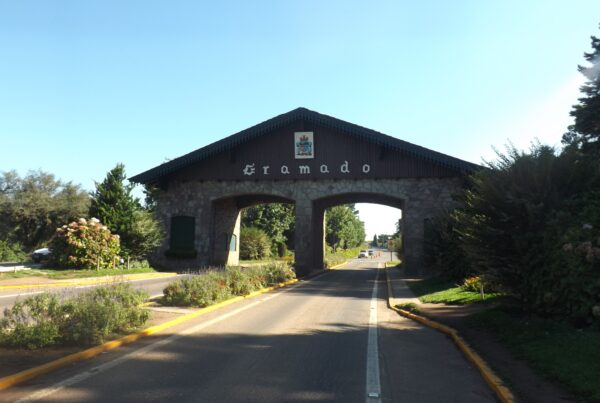 Pórtico de entrada de Gramado em dia de céu azul.