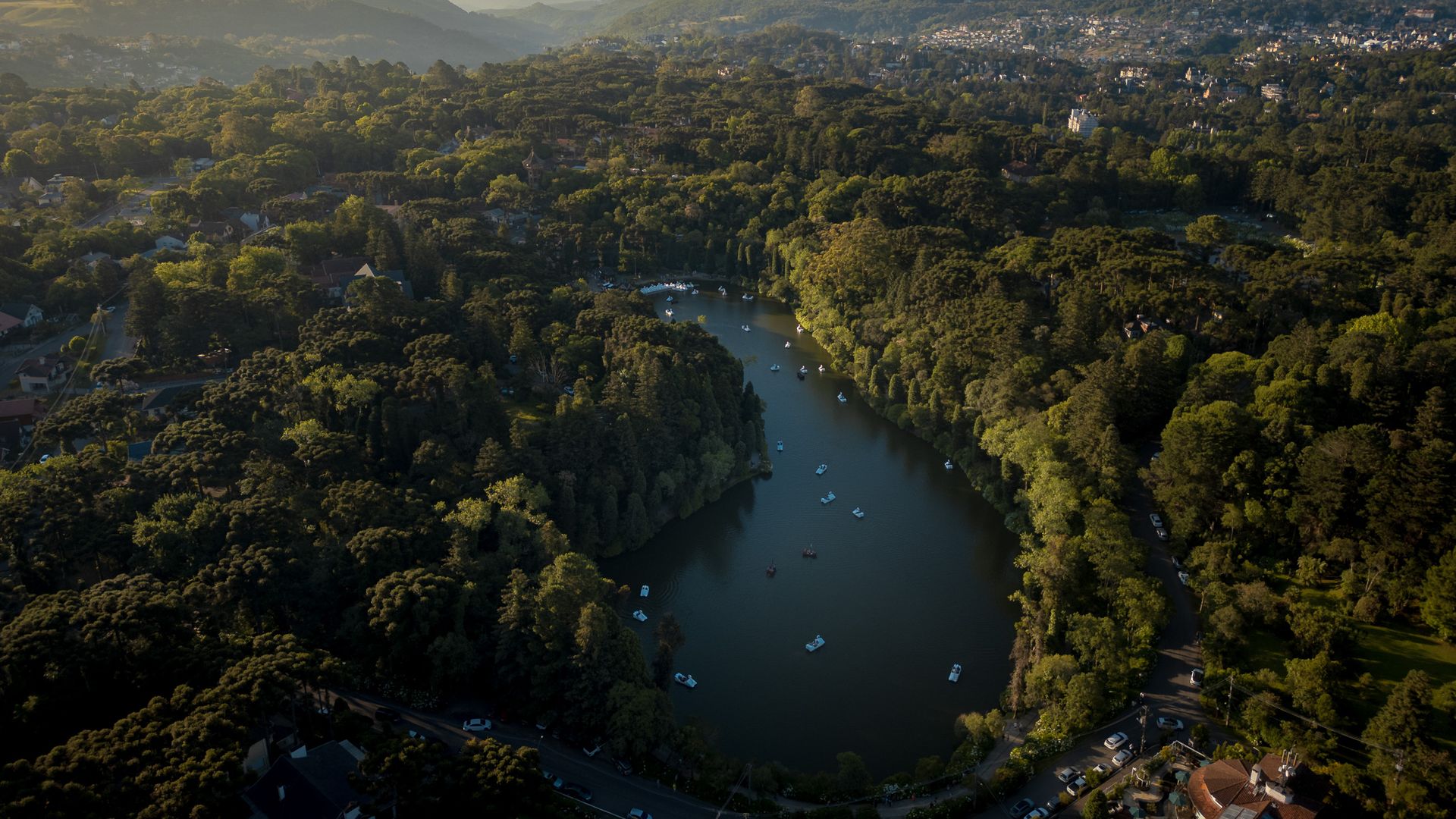 Vista aérea do Lago Negro cercado pela mata