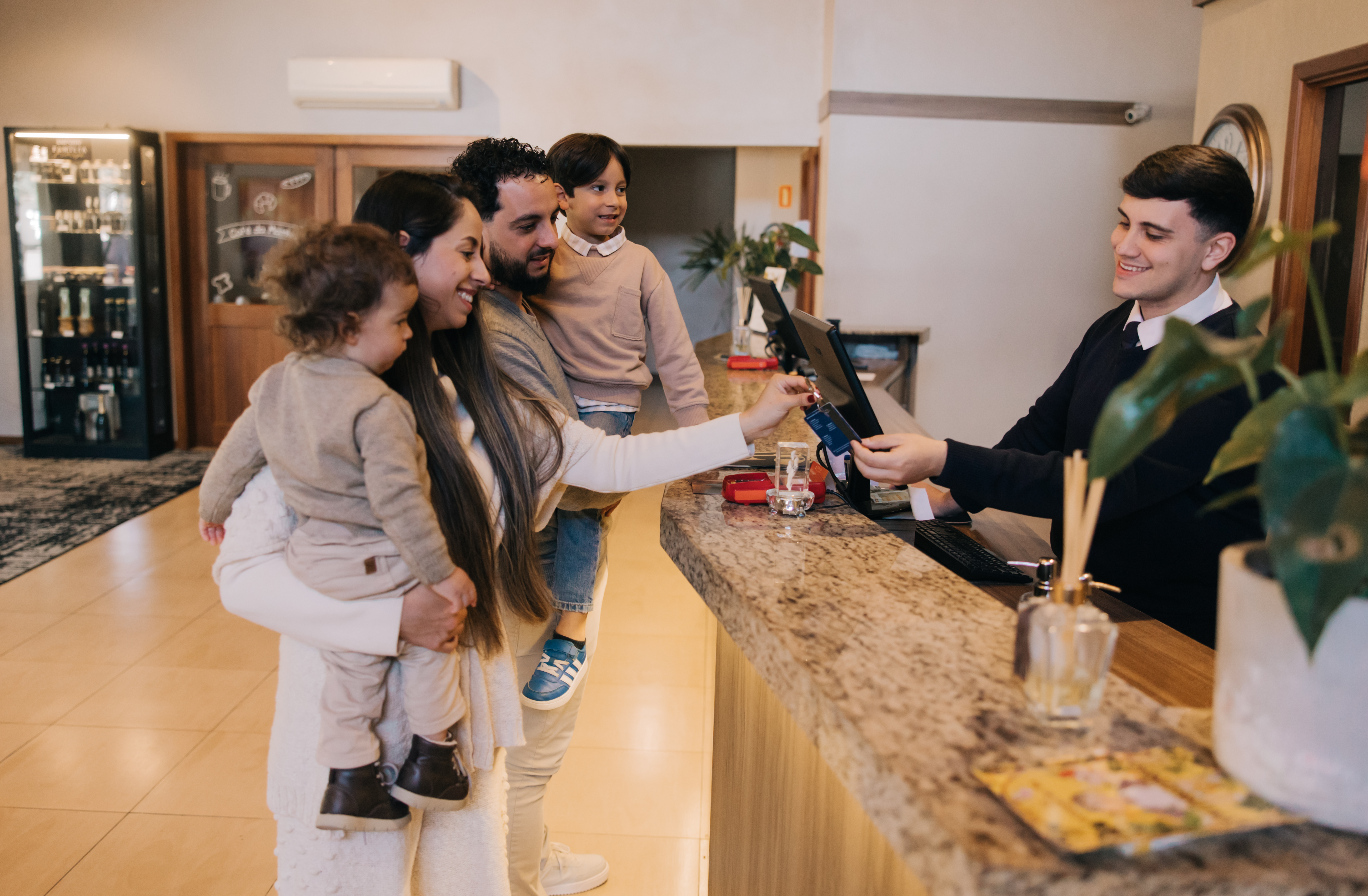Família recebe atendimento na recepção do Hotel Fioreze Quero Quero