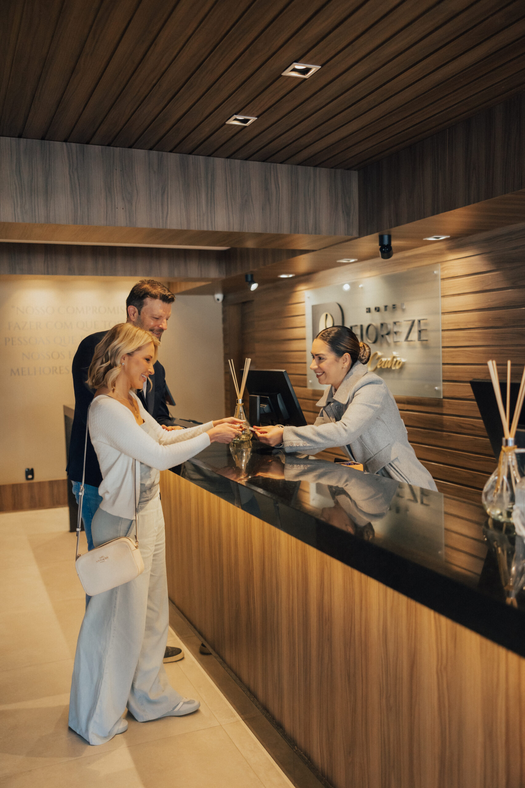 Hóspedes recebidos na recepção do Hotel Fioreze Centro