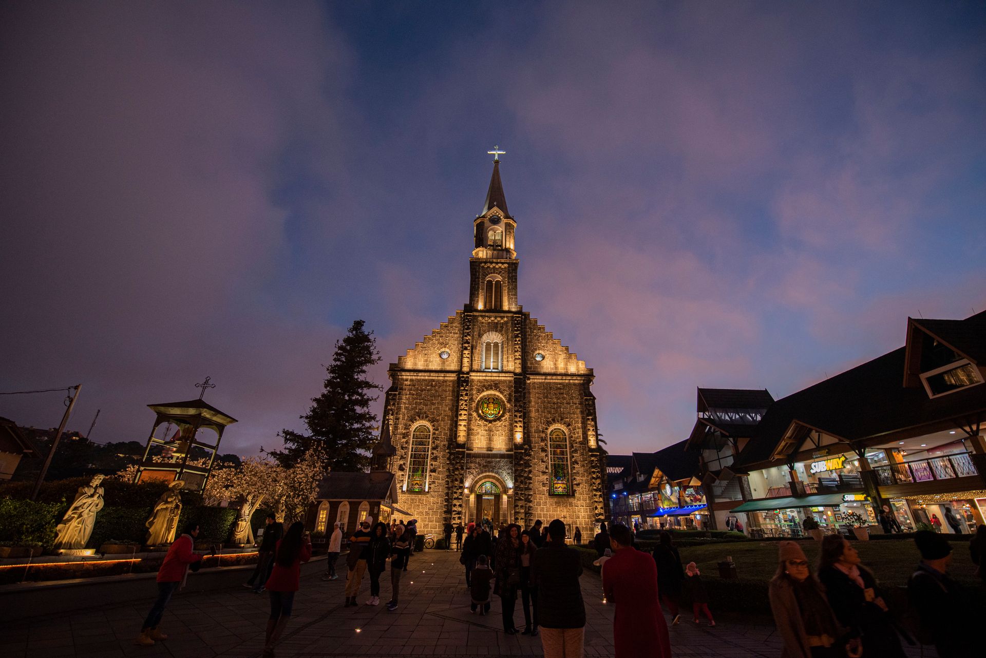 Igreja Matriz São Pedro iluminada à noite
