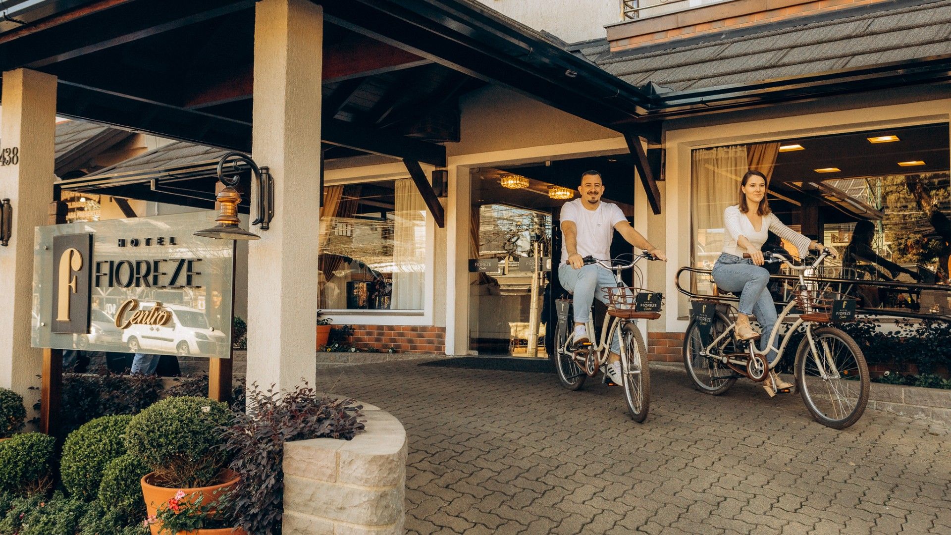 Casal passeia com bicicletas do Hotel Fioreze