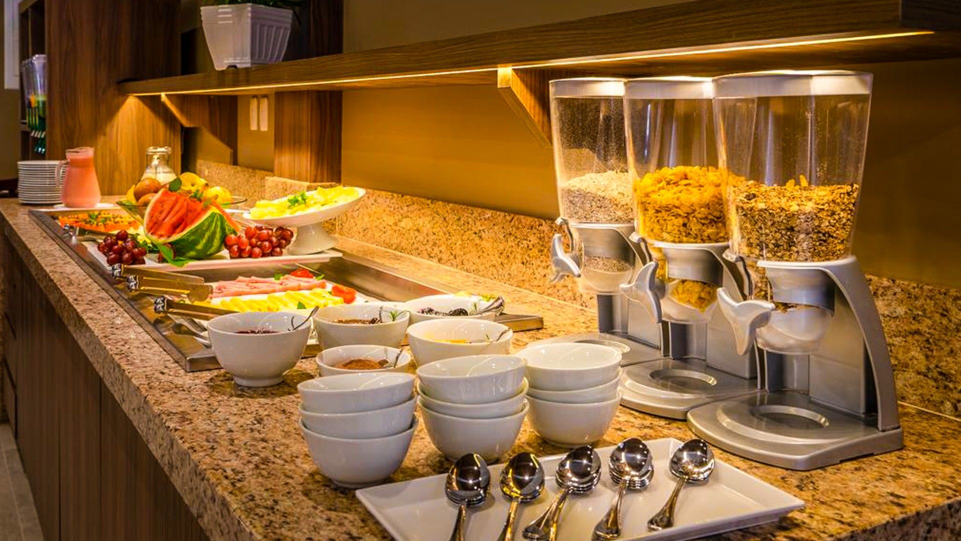 Café da manhã com cereais e frutas frescas