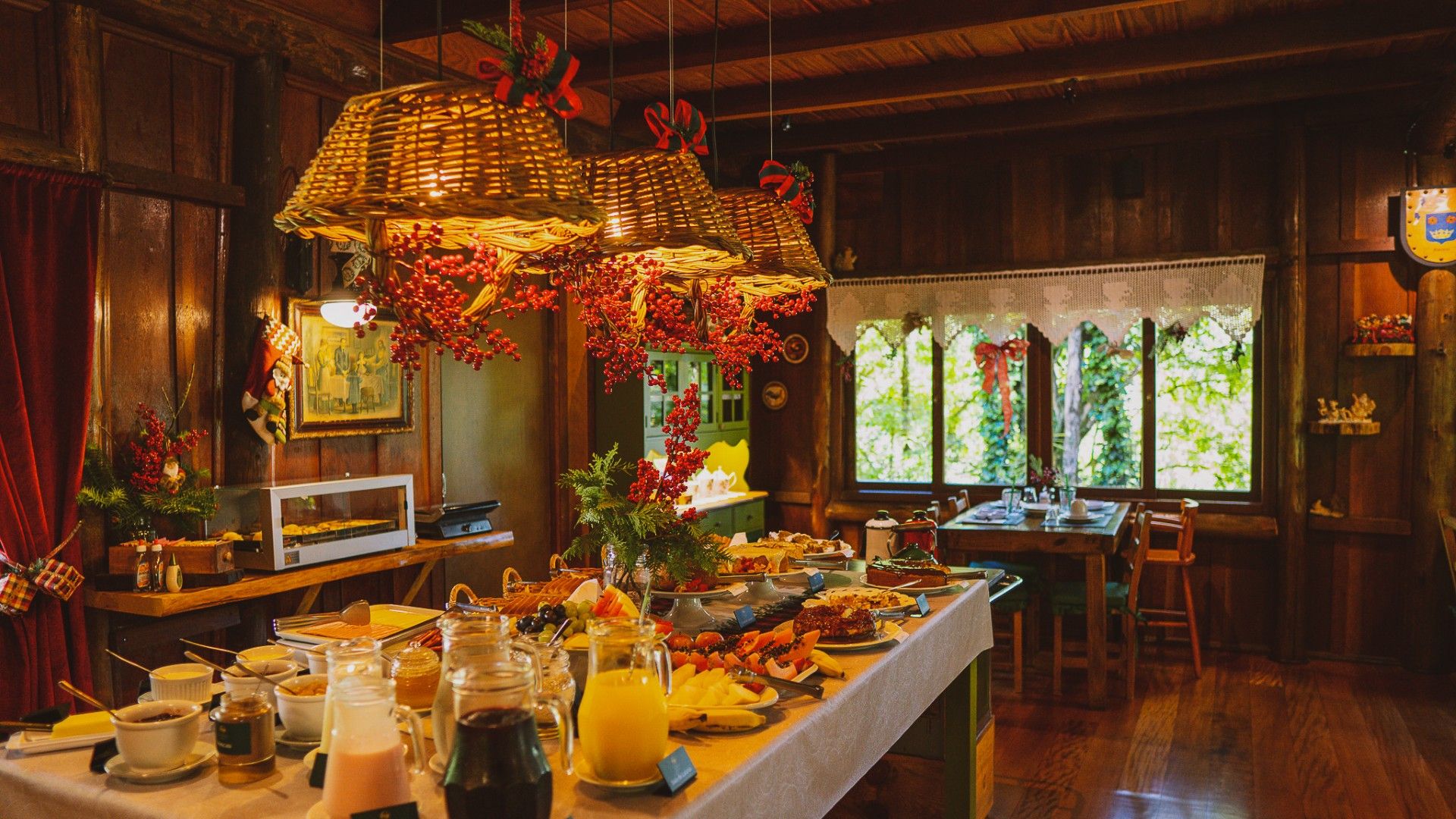 Bufê de café da manhã em ambiente rústico