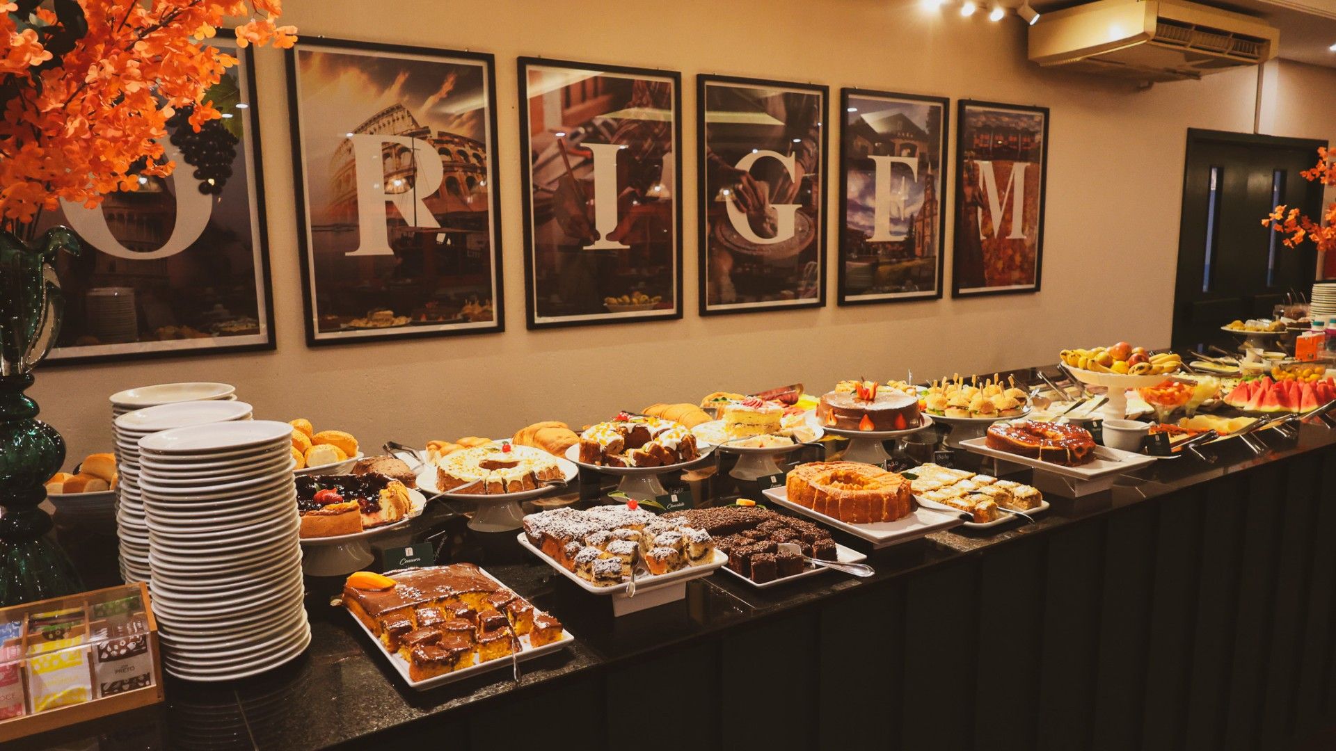 Mesa de café da manhã com bolos e doces no Fioreze Origem