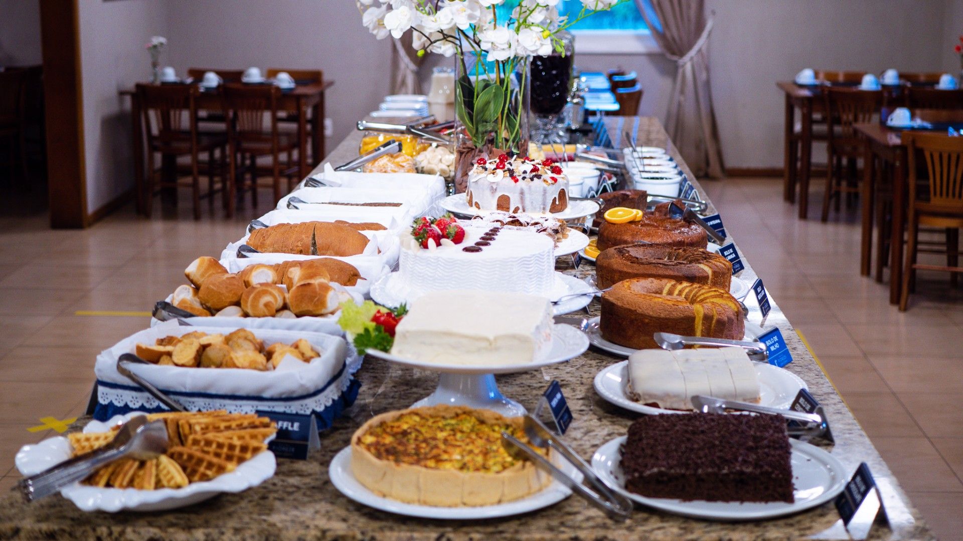 Bufê de bolos, tortas e doces