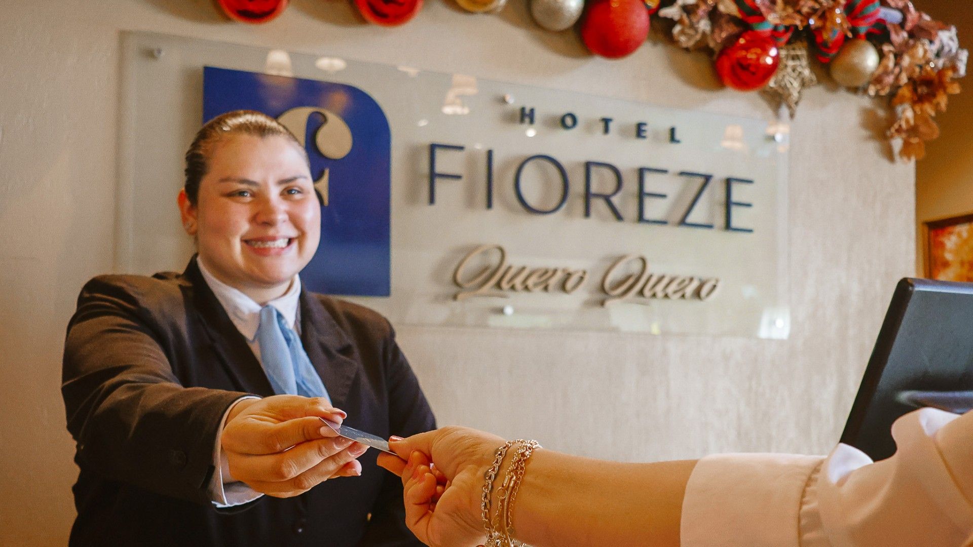 Atendimento acolhedor na recepção do Hotel Fioreze Quero Quero