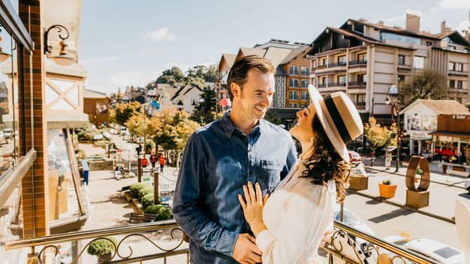 Casal aproveitando uma viagem a Gramado