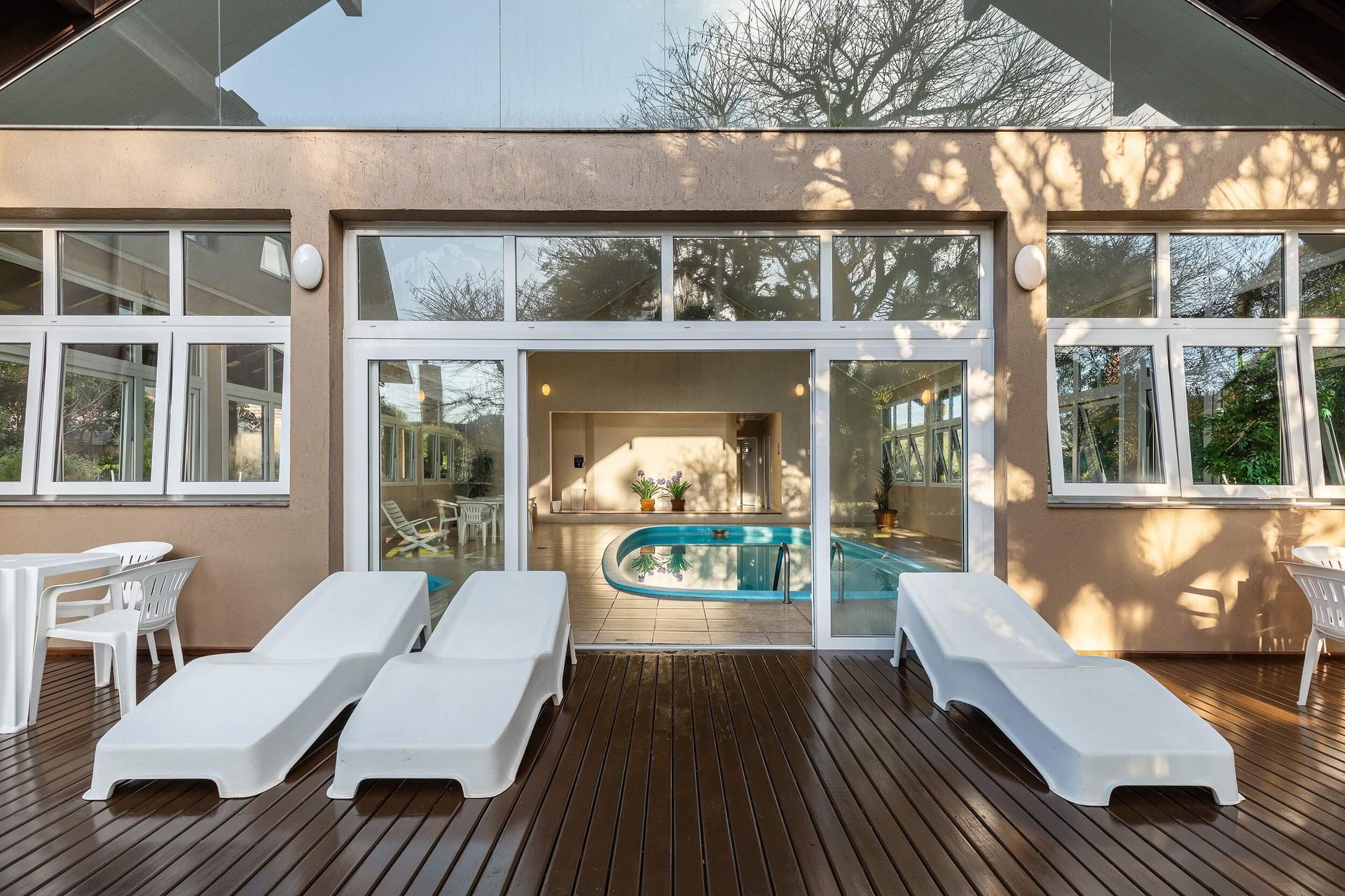 Espreguiçadeiras no deck da piscina do Fioreze Quero Quero