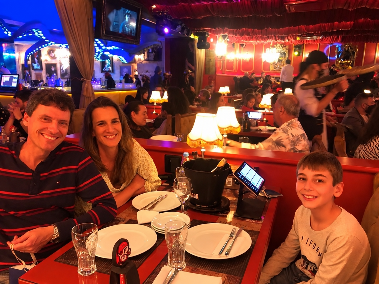 Família à mesa em um restaurante temático com decoração de piratas em Gramado