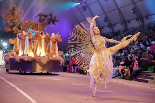 Artistas e carros iluminados em desfile do Natal Luz de Gramado