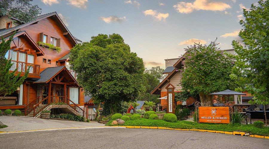Fachada e jardins do Müller & Fioreze, hotel boutique em Gramado