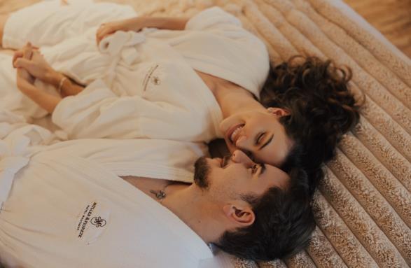 Casal descansando na acomodação do Müller & Fioreze