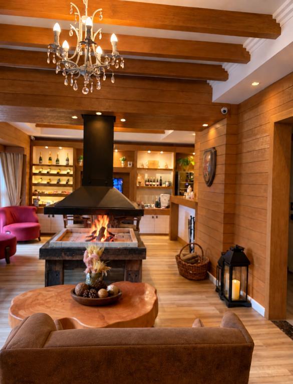 Lounge com lareira do hotel boutique em Gramado